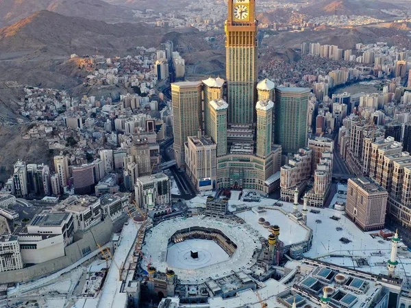 السعودية تخفّض علاوات الرواتب للمواهب الأجنبية: تحوّل مفصلي في سياسات التوظيف ورؤية 2030