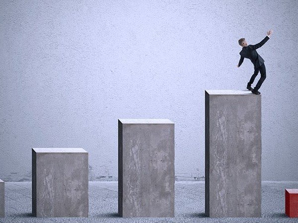 مخاطر المشتقات المالية و مساهمتها في خلق الأزمات