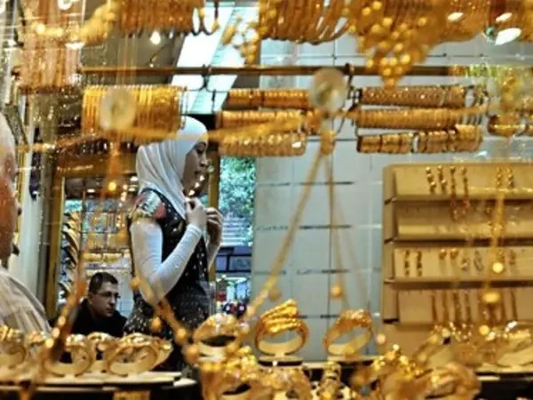 تصعيد الحرب على إيران يُعيد الفوضى إلى سوق الذهب المصري: قفزة 630 جنيهاً لعيار 21 وطوابير متوقعة