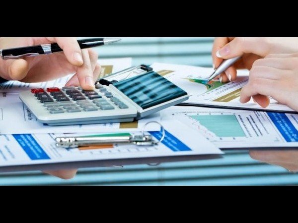 العوامل المختلفة التي تؤثر في تحديد التقدير الاولي للاهمية النسبية